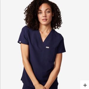 Figs one-pocket scrub top - NAVY medium